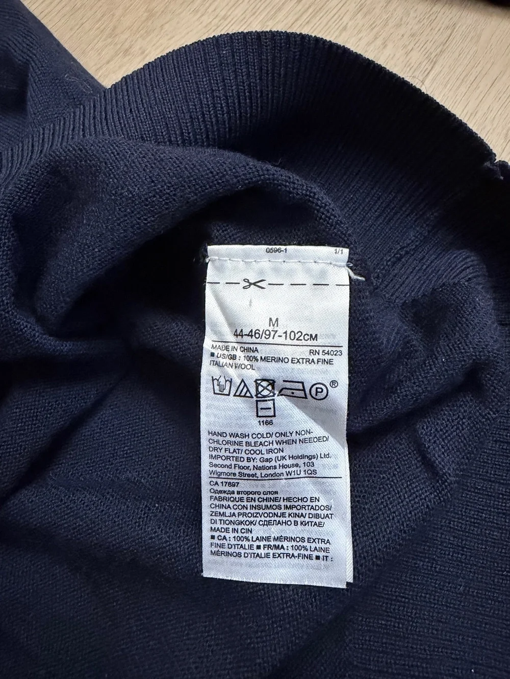 Banana Republic Men’s Medium 100% Italian Merino Wool V-Neck Sweater Navy Blue